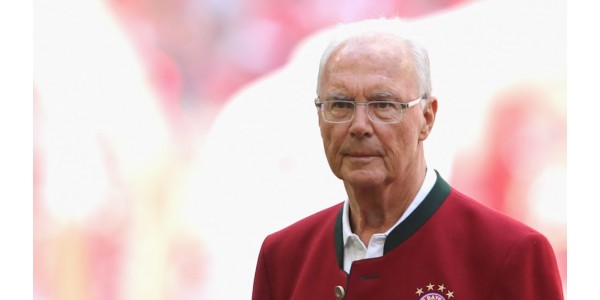 Franz Beckenbauer widersetzt sich dem Trend und schafft immer wieder Wunder für den FC Bayern München